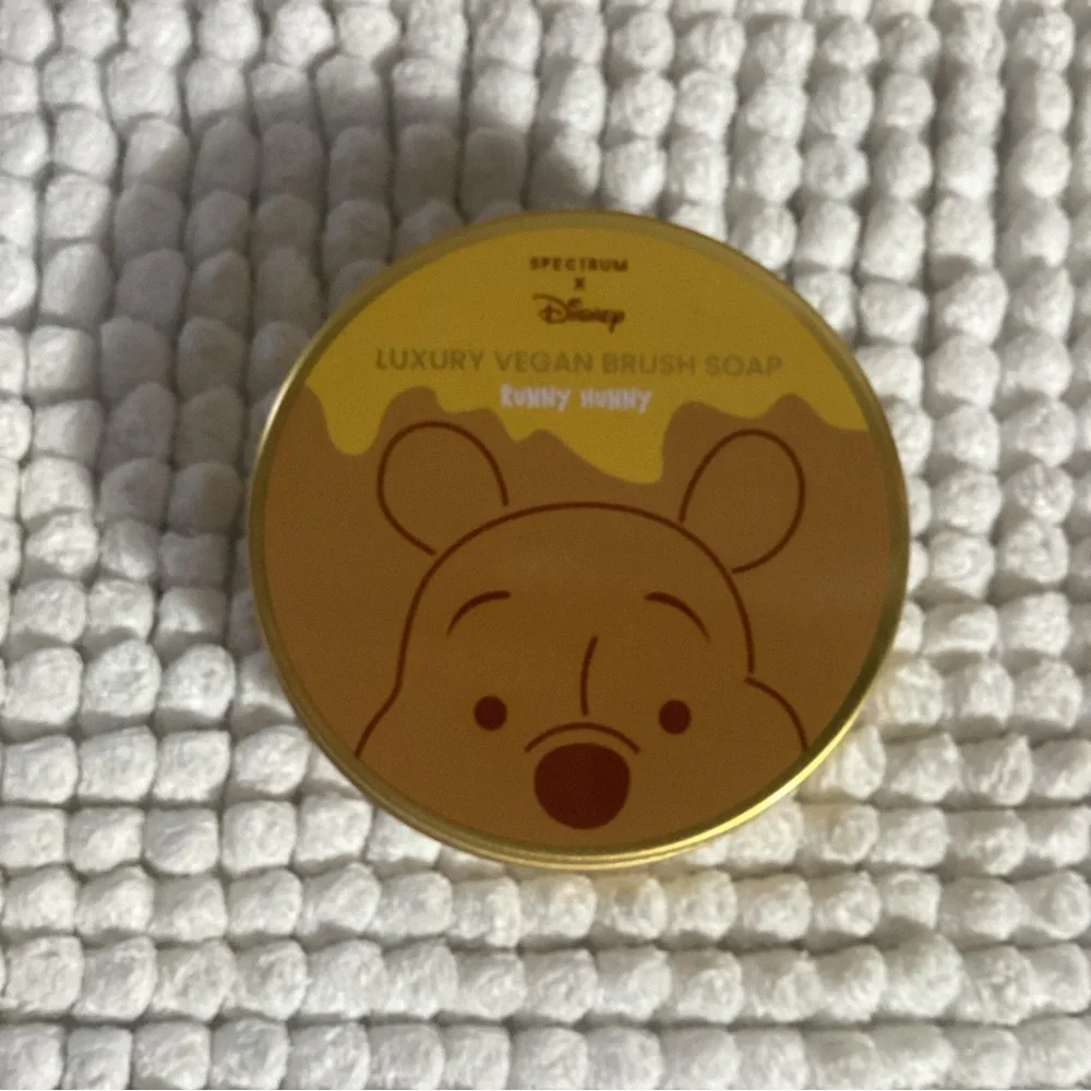 SPECTRUM Limit Ed Disney Winnie The Pooh Fuzzy Makeup Bag, Brush Set & Cleaner